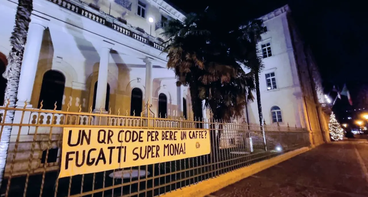 Super Green Pass al bancone, protesta ironica di CasaPound contro Fugatti