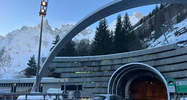 Capodanno: coda di due ore al traforo del Monte Bianco
