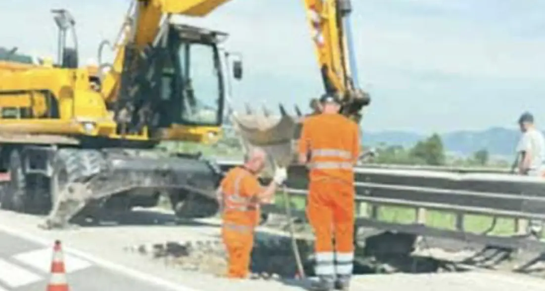 Cede la carreggiata, anche oggi Ss47 a mezzo servizio e code in Valsugana