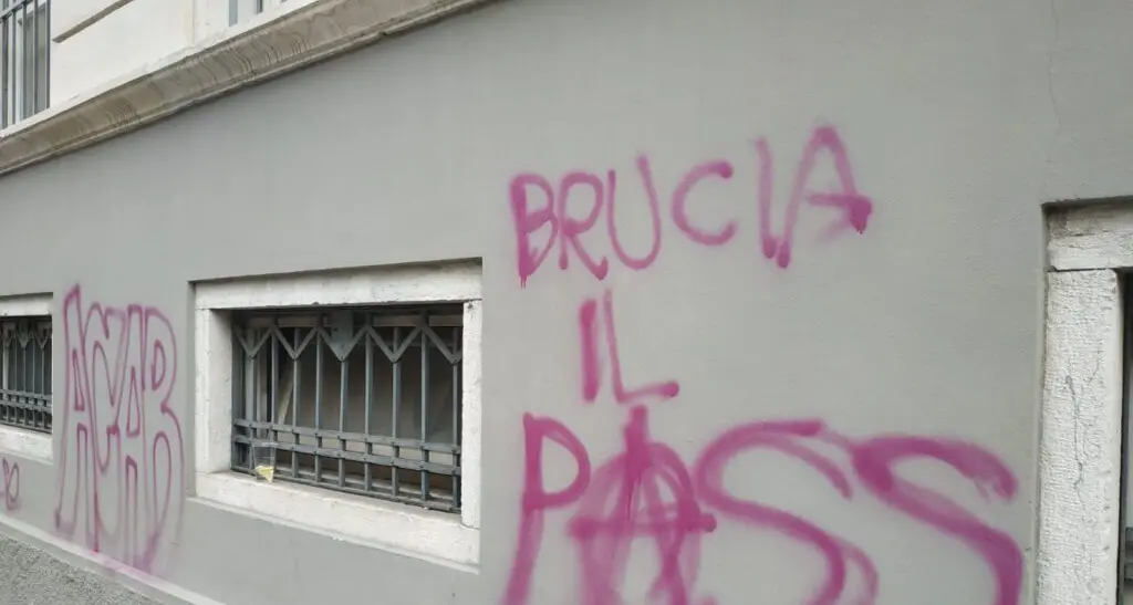 Scritte no-vax sui muri, le cancellano i consiglieri di destra, il Comune replica: «Non si fa così, servono ditte specializzate»