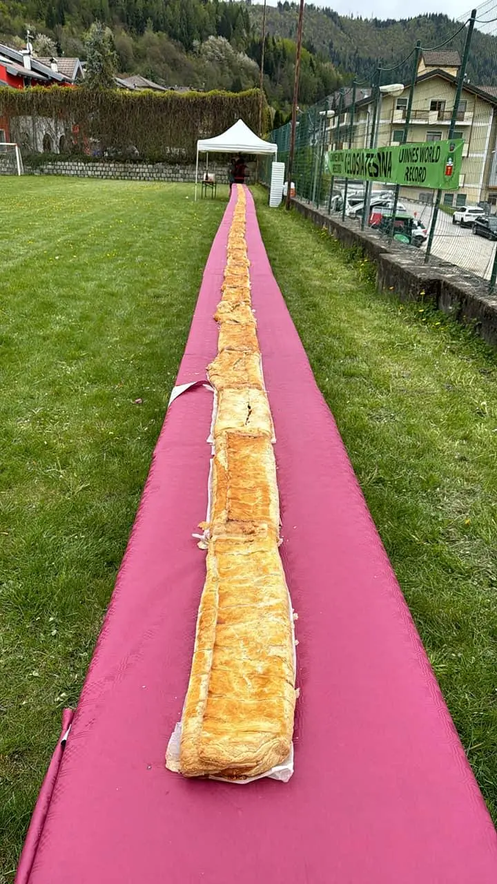 Castello Tesino ha lo strudel salato più lungo al mondo: la «Gelosia Tesina» di 24,42 metri entra nel Guinness dei primati