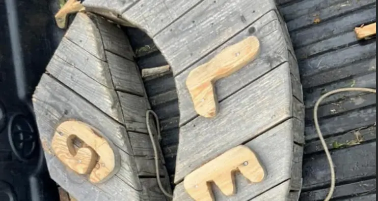 Vandali contro il grande cuore di legno, l'autore ha dovuto rimuoverlo