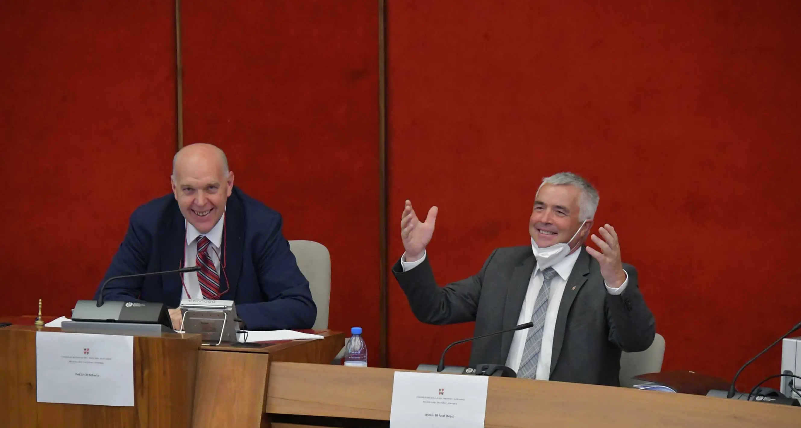 Aumento delle indennità «sconcertante e inaccettabile» in un anno in cui i lavoratori hanno sofferto la crisi Covid
