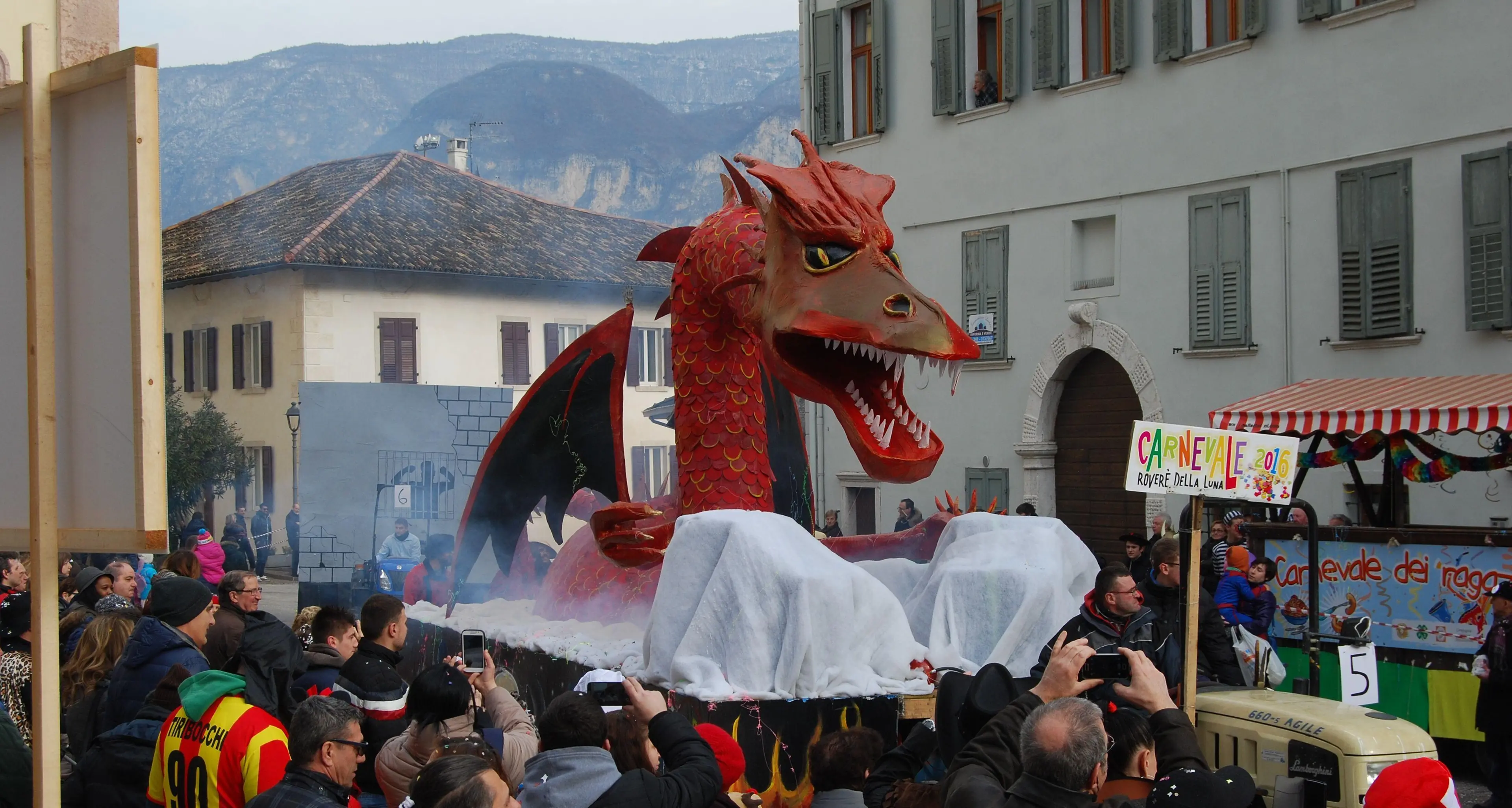 Mezzocorona, sarà un Carnevale super, anche la sfilata con 20 carri, domenica 2 marzo in paese