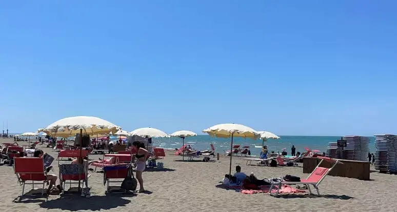 Morto sotto la sabbia, il padre indagato per omicidio colposo
