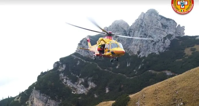 Alpinista di 62 anni precipita in un canalone per 80 metri in Brenta: soccorso con l'elicottero, è grave