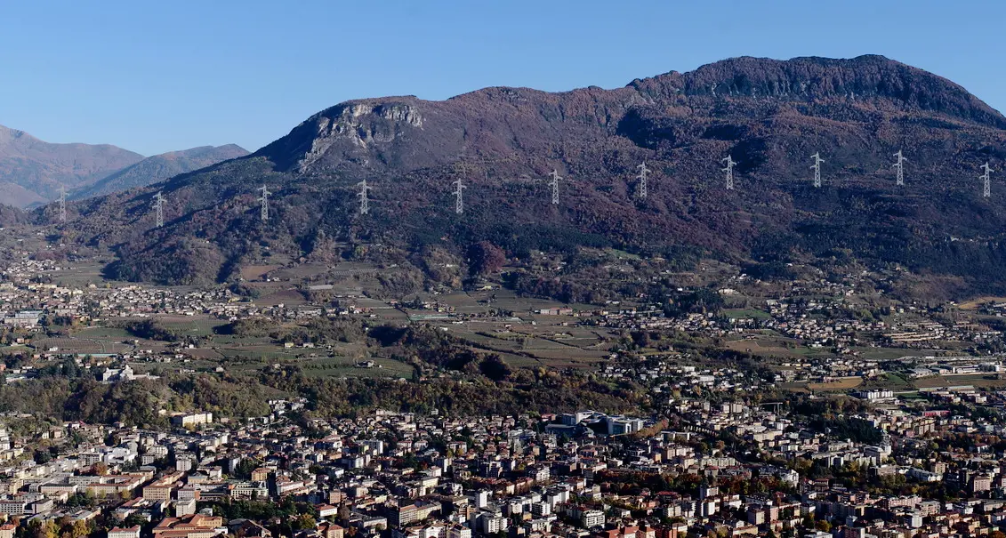Nuovo elettrodotto sulla Marzola: 29 tralicci alti fino a 42 metri, è la m«transizione ecologica», bellezza
