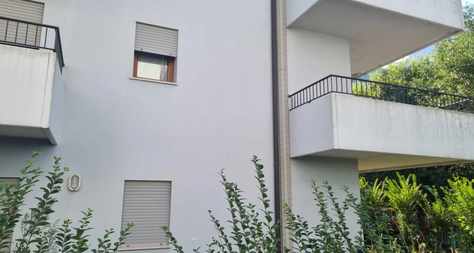 Gardolo, la Polizia alla casa Itea di Spini, nell’appartamento c'erano dieci inquilini irregolari