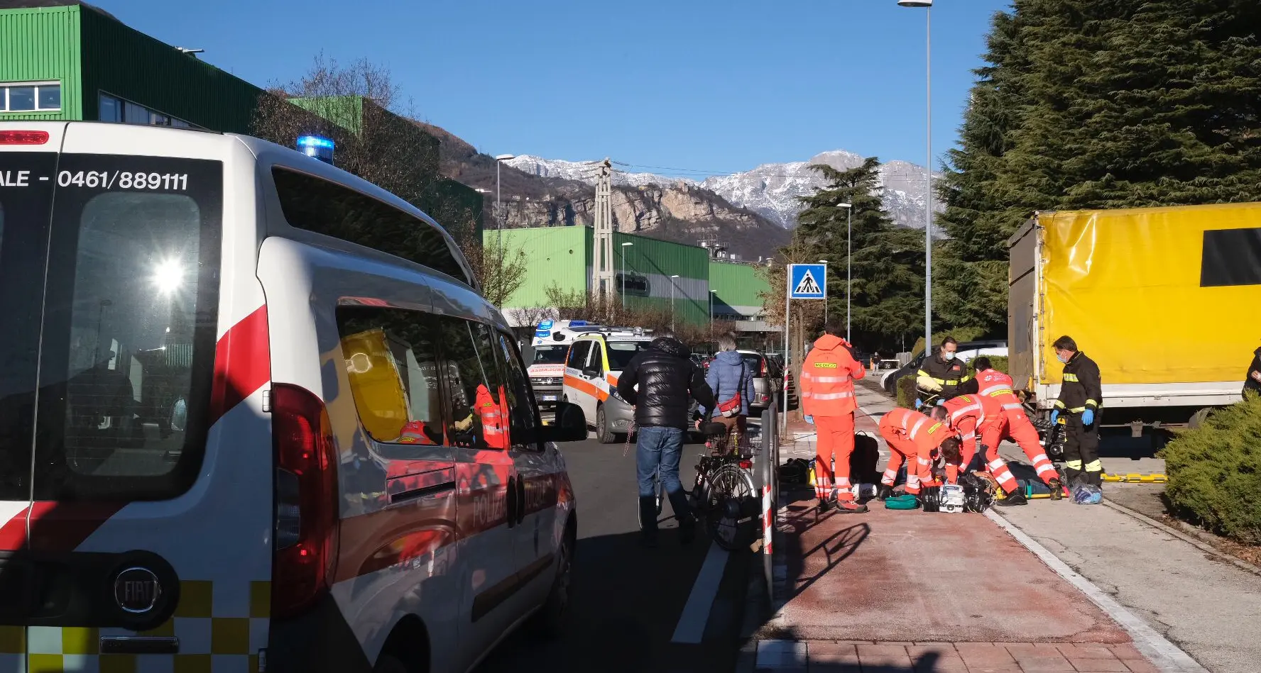 Via Degasperi: ciclista di 65 anni schiacciato da un camion, è in condizioni disperate