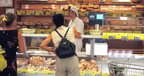 La metà degli italiani fa fatica ad arrivare a fine mese, quasi 3 su 10 rinunciano anche a cure mediche