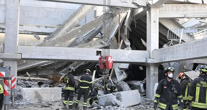 Crollo in un cantiere a Firenze, recuperato il corpo della quarta vittima: tre feriti e un disperso
