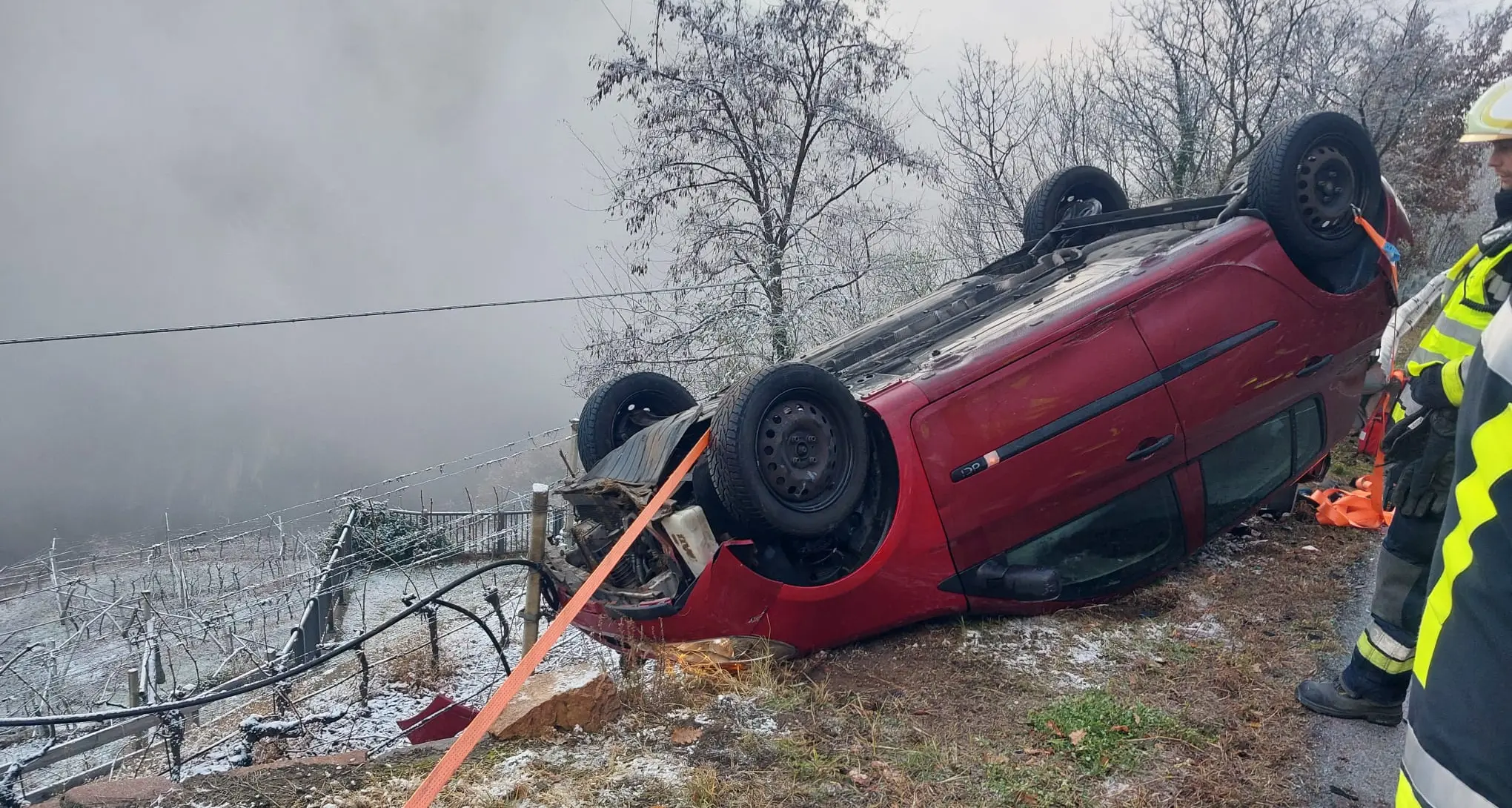 La neve fresca sulla strada, si capotta con l'auto a Mosana di Giovo, ferita una giovane donna