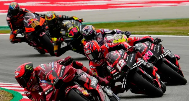 Moto: maxi-incidente al via a Barcellona, paura per Bagnaia