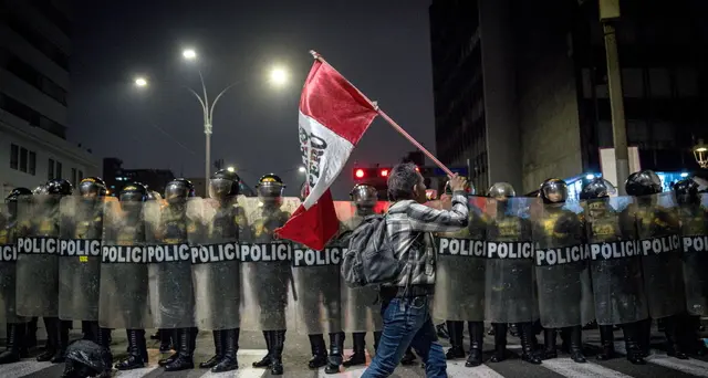 Perù: manifestazione di protesta a Lima, 75 feriti