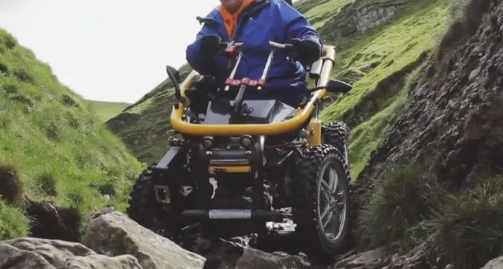 La bimba disabile non può andare in montagna, ma l’associazione genitori della Paganella si mobilita per la carrozzina motorizzata