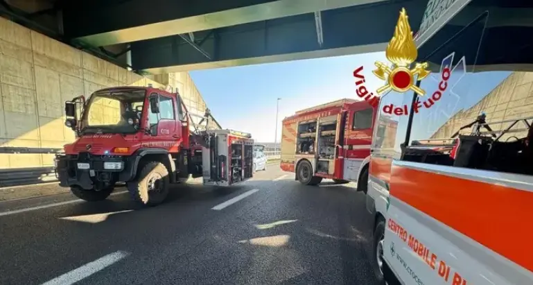 Pullman con 44 bambini tampona un Tir, gravissimo l'autista