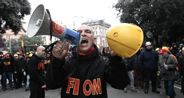 Ex Ilva: manifestanti bloccano banchine a Genova Brignole
