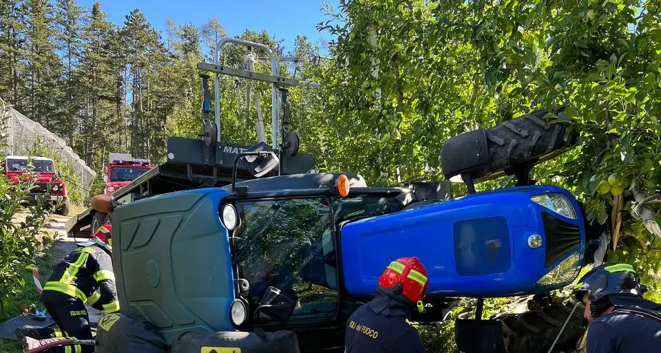 Trattore parcheggiato nelle campagne di Taio si è mosso per poi ribaltarsi: non ci sono feriti