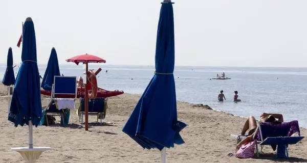Estate 2022, stangata sulle vacanze: rincari fino al 13 per cento per sdraio e ombrelloni