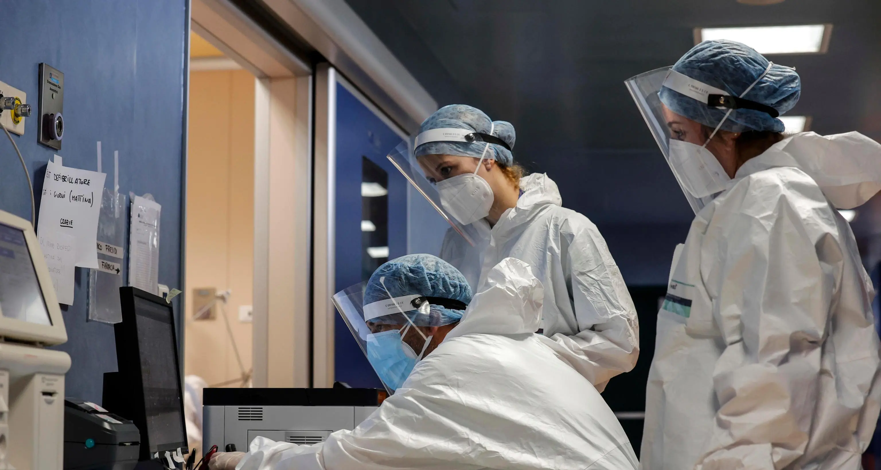 Covid in Alto Adige: più di 800 casi in un giorno, quasi 4 mila in isolamento e tornano le Ffp2 sui bus e nella sanità