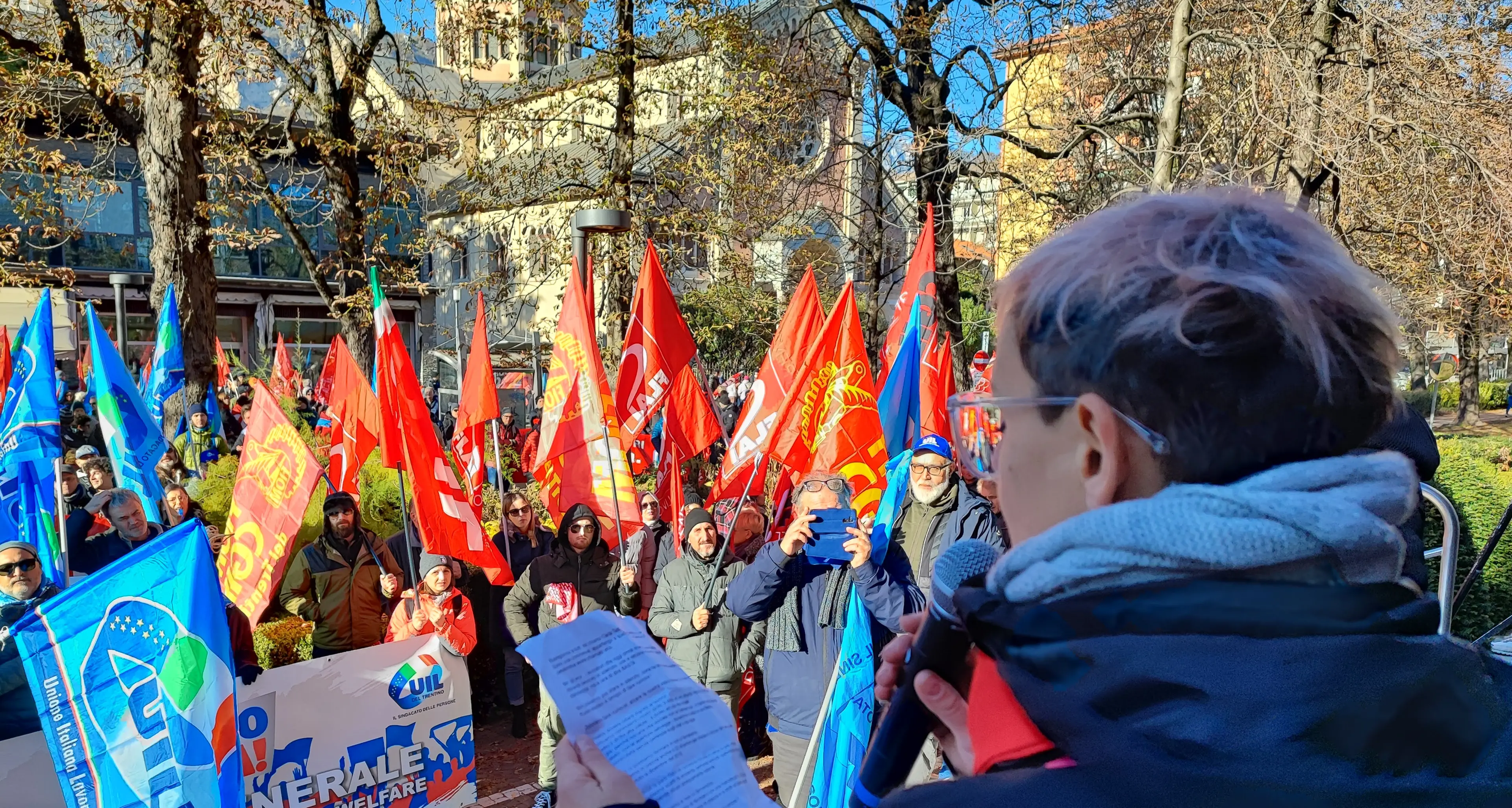 In 1.500 allo sciopero organizzato da Cgil e Uil: “Oltre 120mila lavoratrici e lavoratori con salari fermi da anni”
