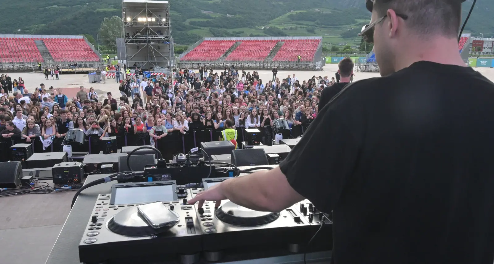 Trentino Music Arena, parte la stagione, Clara fa il pieno nella spianata di Mattarello