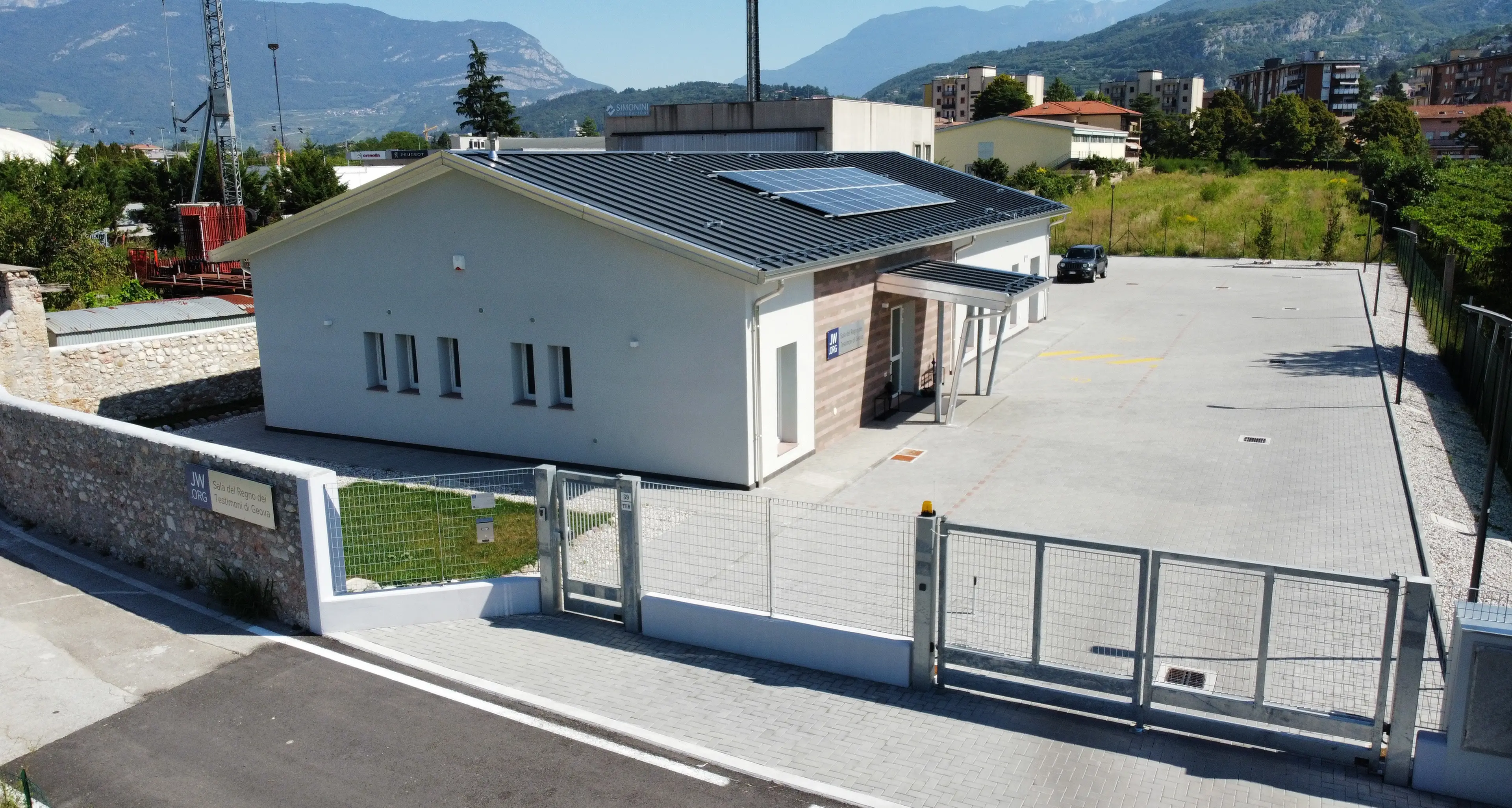 Rovereto, ecco il nuovo tempio dei Testimoni di Geova: la «Sala del Regno» costruita da volontari