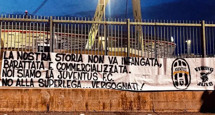 Superlega, la giornata nera della Juventus: lo striscione dei tifosi contro Agnelli (“Vergognati!”) e il crollo in Borsa (-10%)