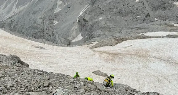 Scivola lungo un nevaio per 250 metri, soccorso in Presanella un alpinista di Mori