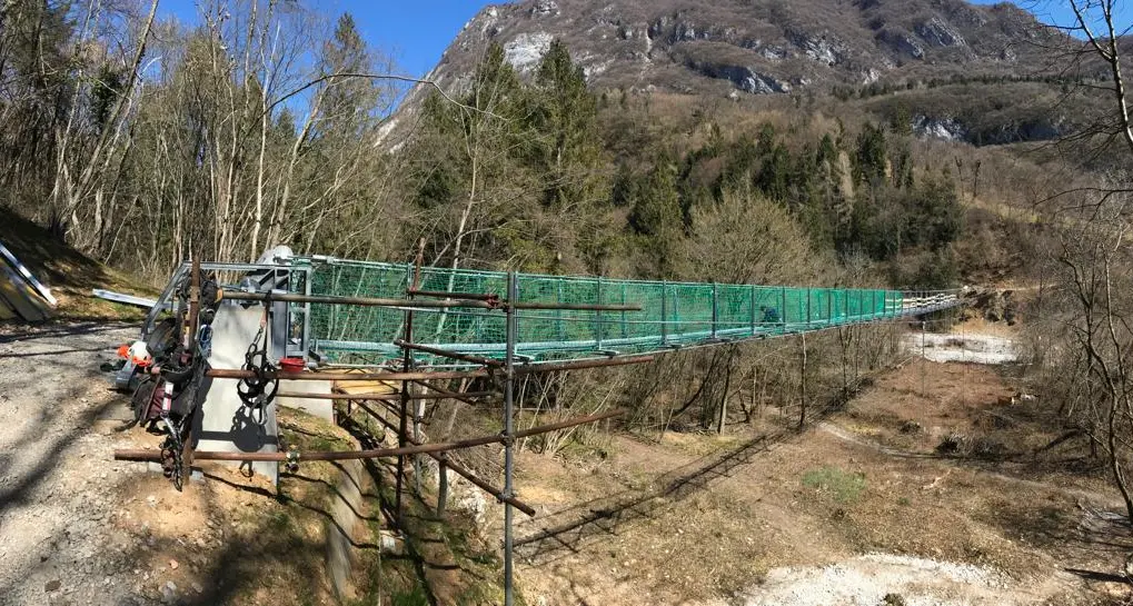 Tenno, un “volo” lungo 120 metri: la passerella sospesa tra i boschi e la foce del Rio Secco