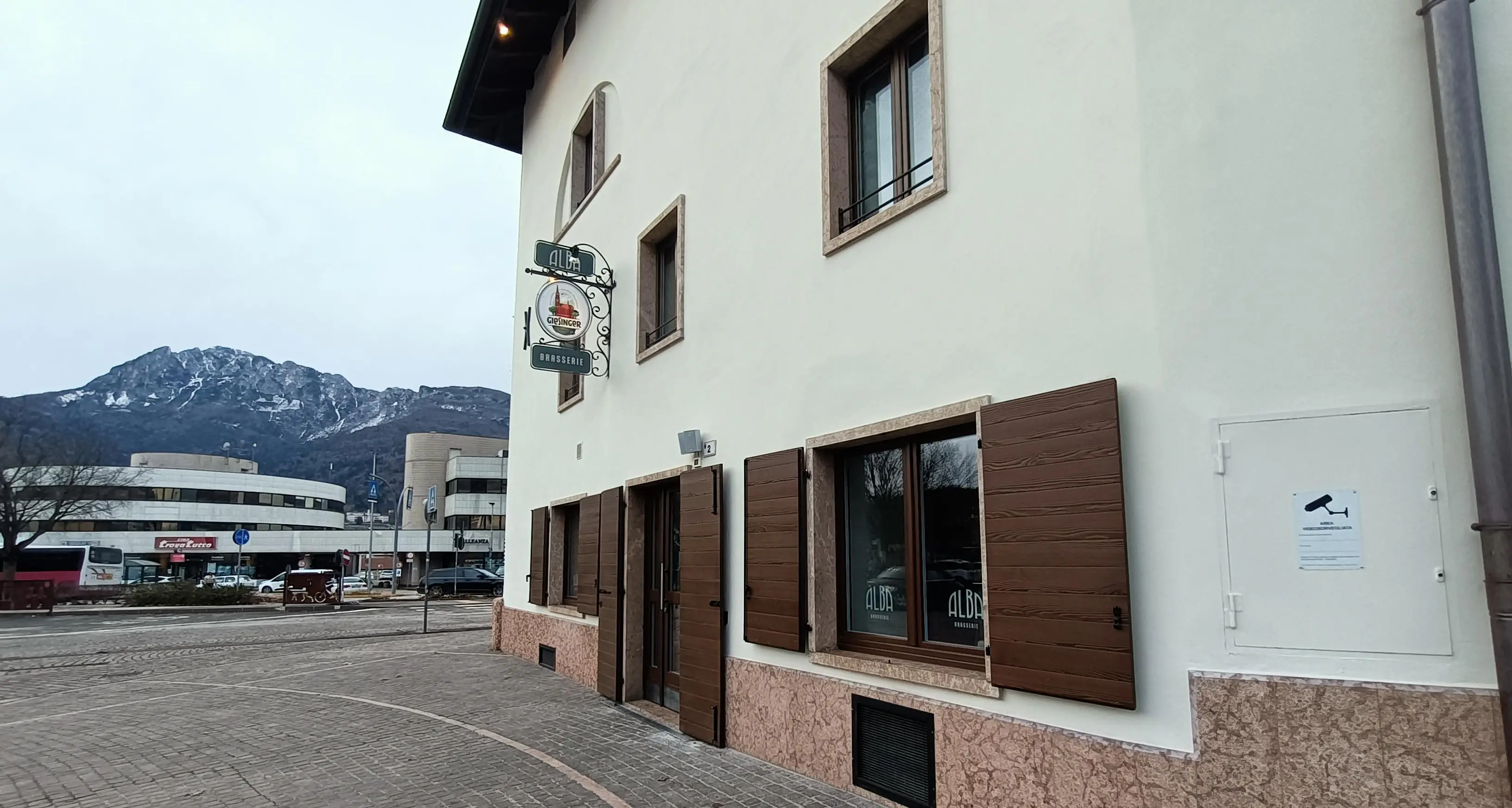 Pergine, riapre il bar Alba al platano, con la gestione del Teatro: anche plateatico, offerta food e orario fino all’una di notte