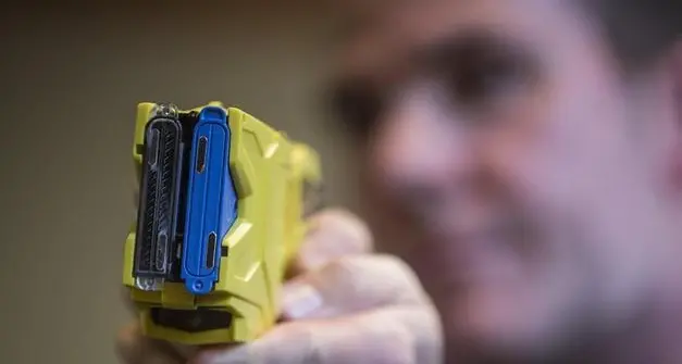 Aggredisce gli agenti alla Portela, stordito con il \"taser\" un giovane straniero