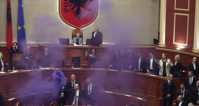 Albania: protesta dell'opposizione in aula, petardi e fumogeni