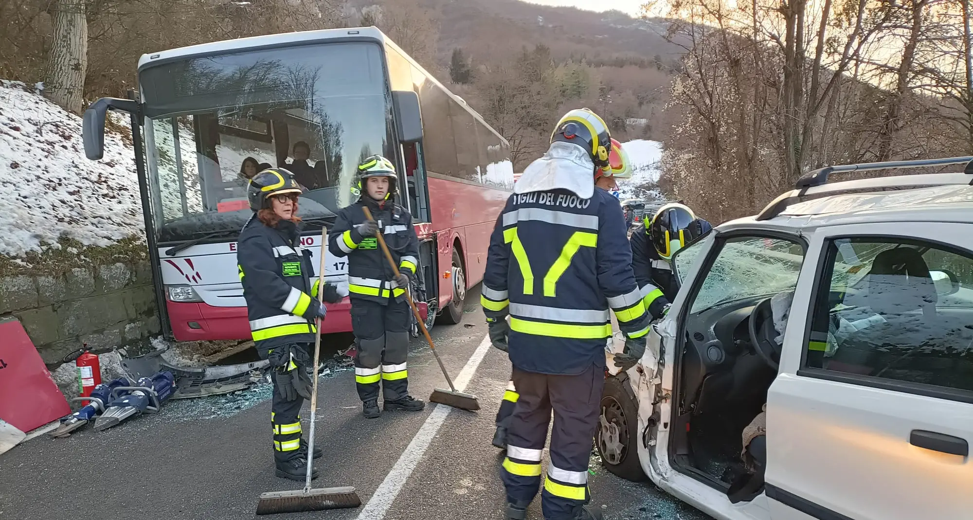 Scontro tra una Panda e un pullman di linea: traffico in tilt sulla Gardesana occidentale