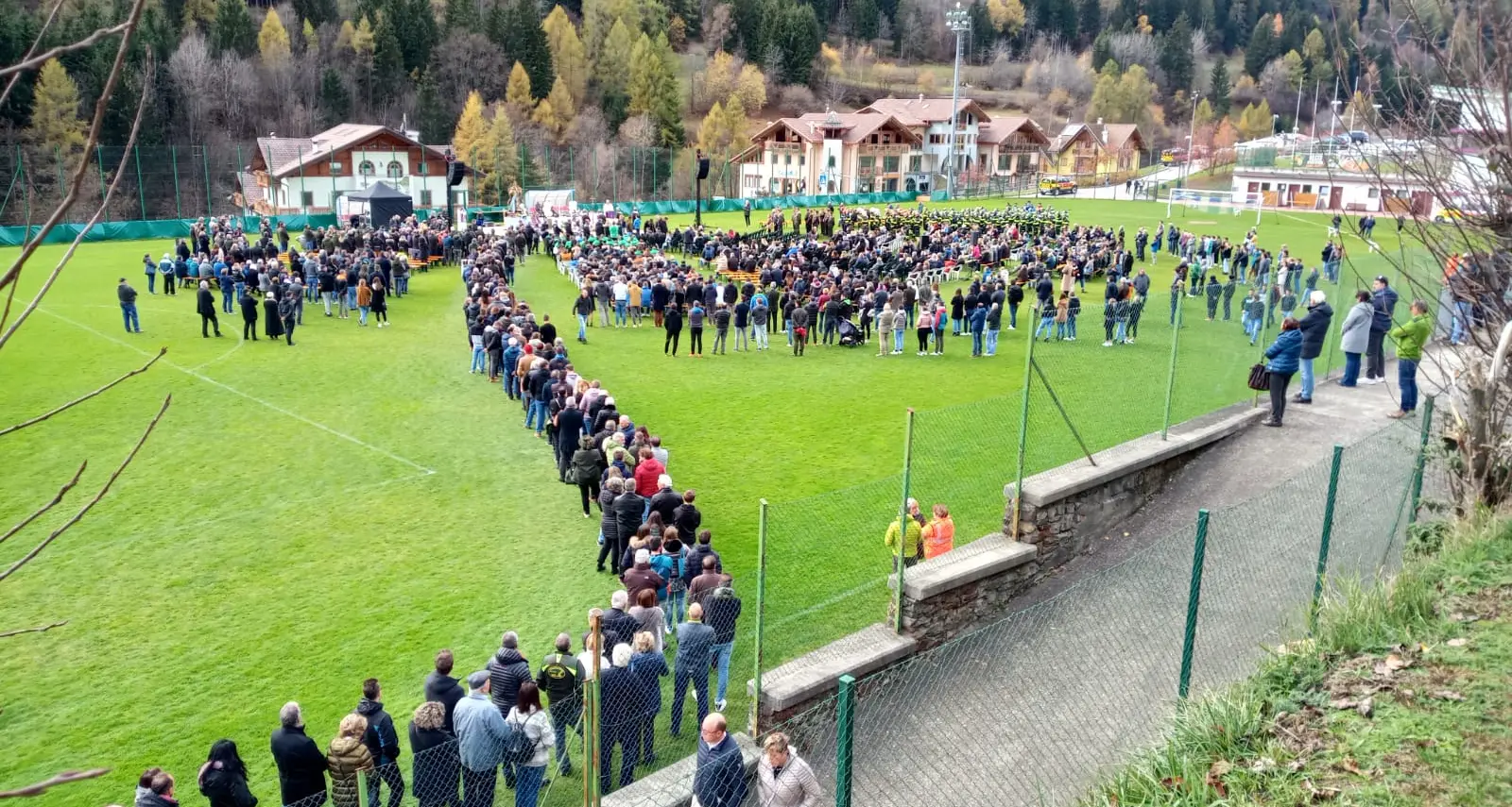 Celledizzo si ferma per dare l’ultimo saluto a Massimiliano Lucietti: “Non ti dimenticheremo mai”