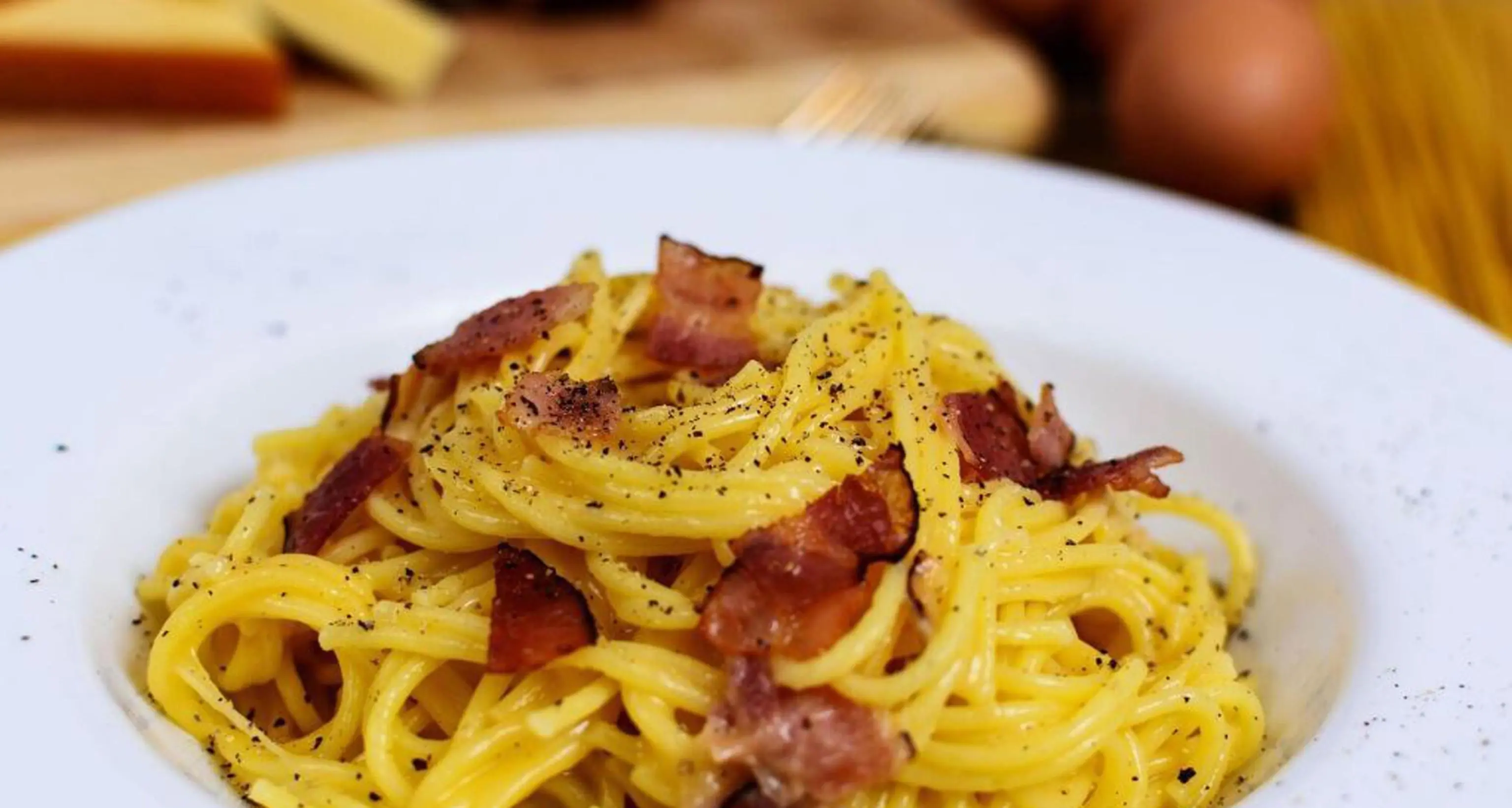 Perché oggi tutti parlano di Carbonara (e ognuno ha la sua ricetta perfetta)