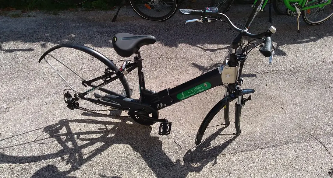 Bici a pedalata assistita, boom di vandalismi: l’appello della Provincia