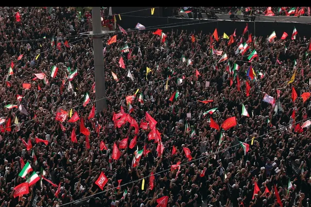 Media Iran mostrano i partecipanti al funerale di Khamenei con slogan 'uccidere Trump'