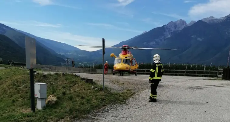Scivola nel campo e batte la testa: gravissimo un ventiseienne di Vigo di Ton