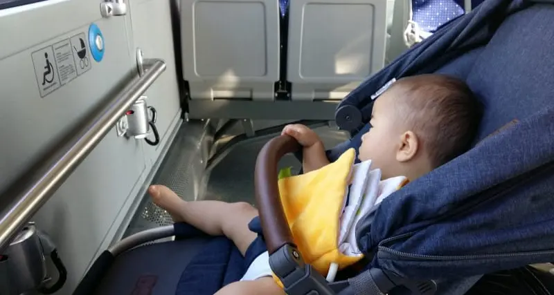 La mamma col passeggino «vola» dall’autobus, neonata sull’asfalto «e l’autista è partito come niente fosse»
