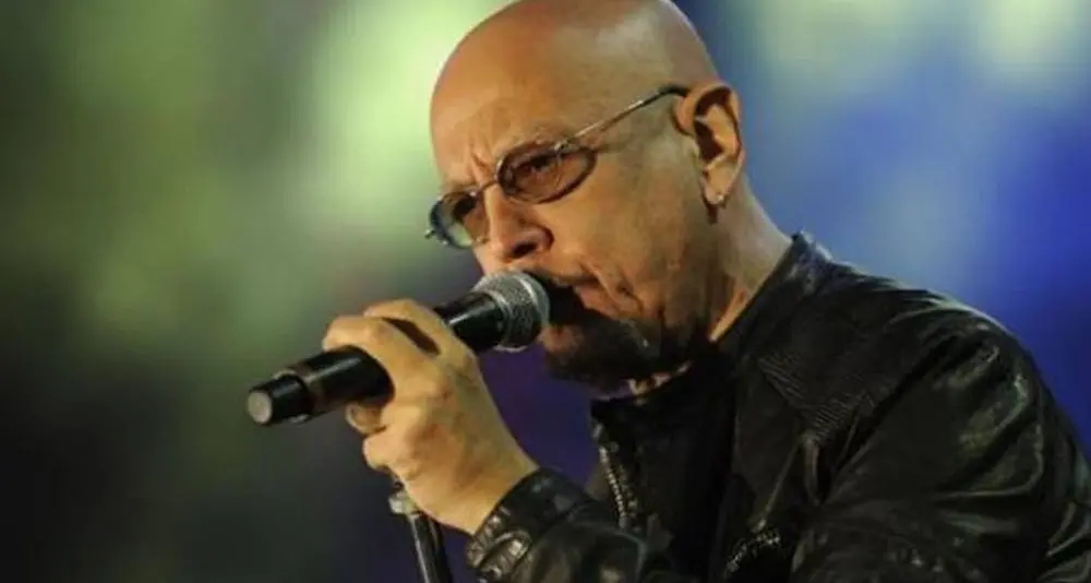 La nuova vita di Enrico Ruggeri: a 63 anni diventa calciatore in serie D