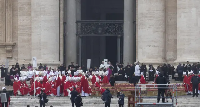 Ratzinger: arrivo bara accolto da lungo applauso, 'Santo subito'