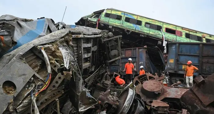 Scontro tra treni in India, i morti salgono a 288