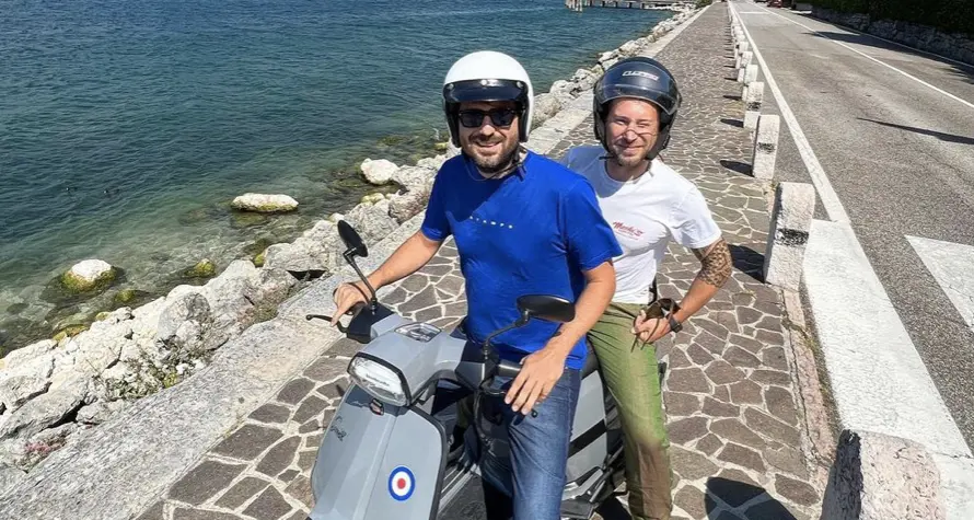 Il bassista di Cremonini si sposa sul Garda con la trentina Erika Moltrer. Cesare: “Sarò il protettore del loro matrimonio”