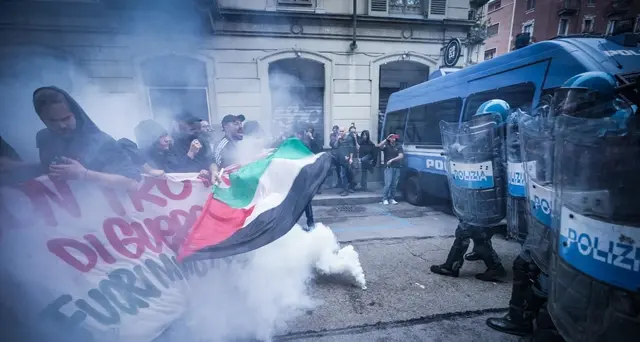 G7: antagonisti armati di bastoni, polizia usa lacrimogeni
