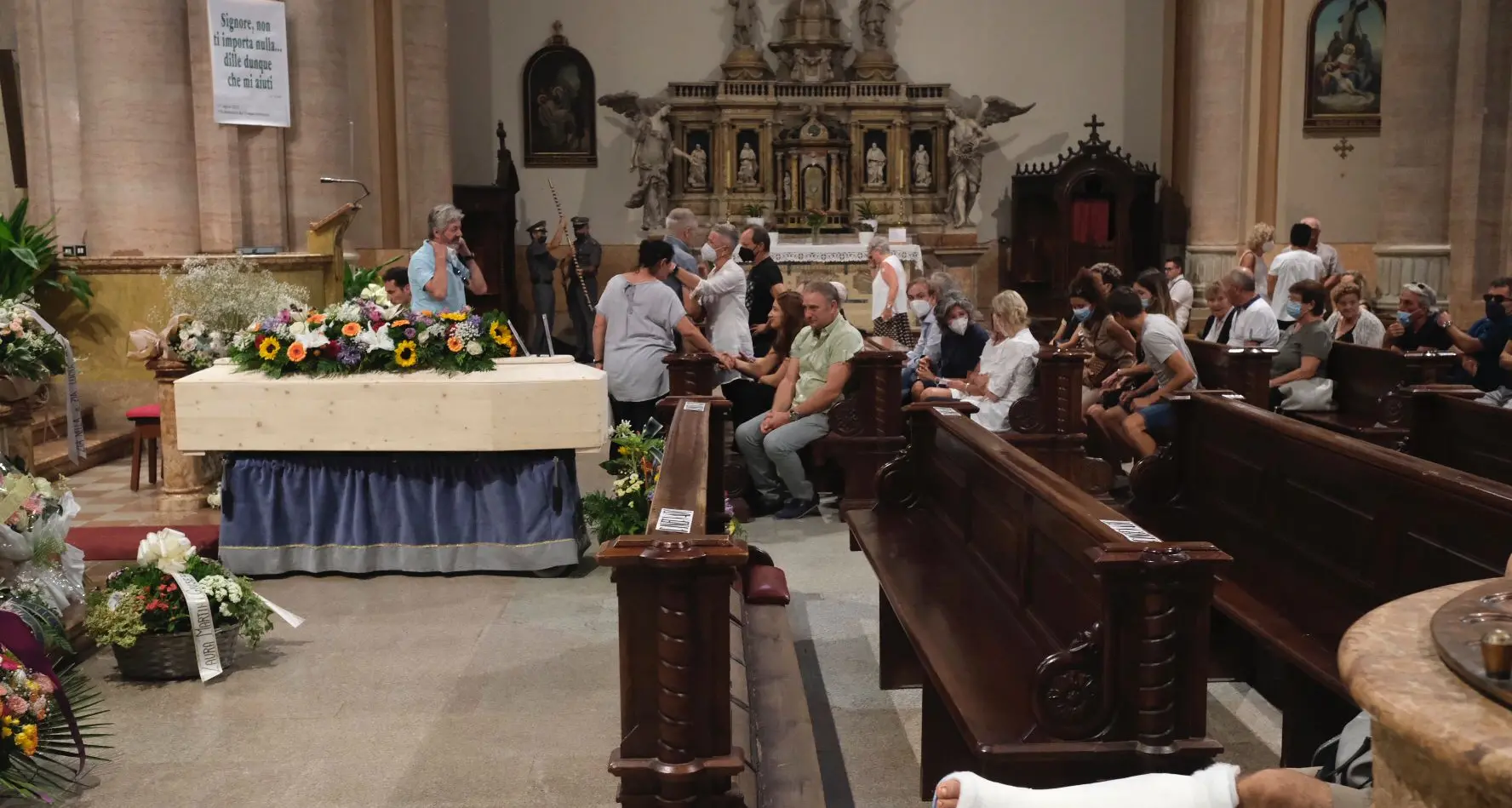 Folla ai funerali di Liliana Bertoldi, morta in Marmolada: c'è anche la superstite Laura Sartori