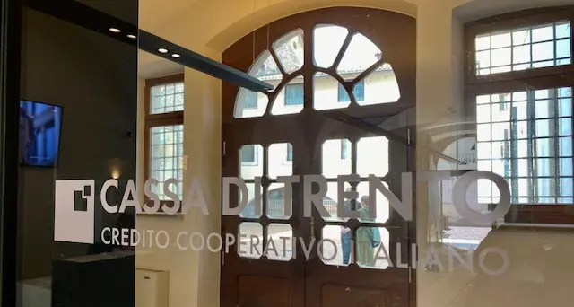 Il cinema all'aperto nel cortile della Rurale di via Belenzani: salta il primo appuntamento di oggi