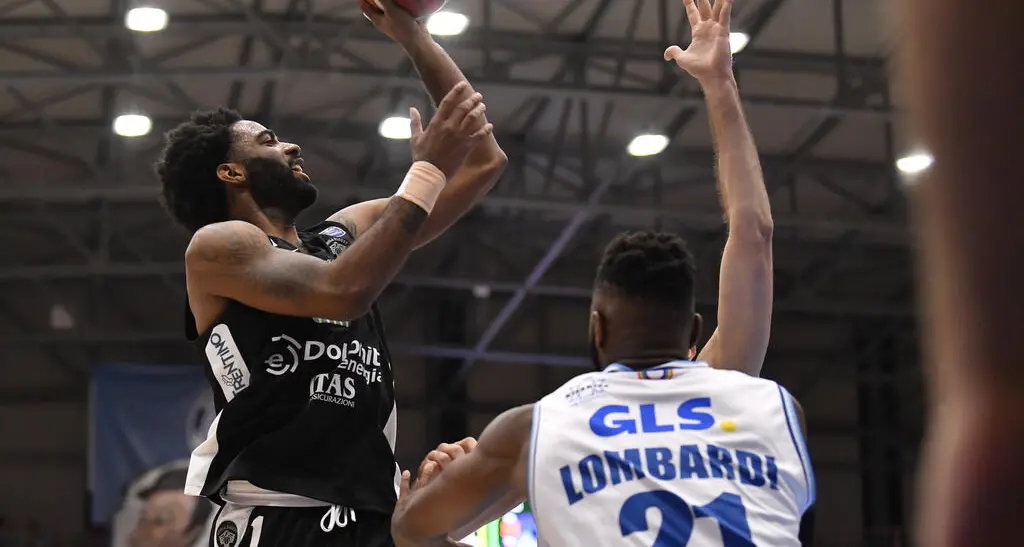 La Dolomiti Energia Trentino vince a Napoli e vola al terzo posto in solitaria: al PalaBarbuto finisce 72-81