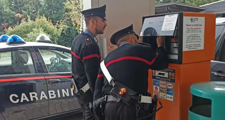 Furti e clonazione di carte per il rifornimento di carburante, arrestato dai carabinieri il capo dell’organizzazione