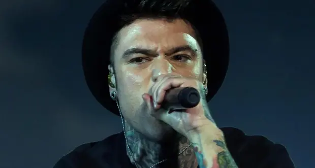 Feltri scrive a Fedez: “Ho un cancro e me ne sbatto. Dammi retta, fai a pugni con la sfiga e avrai ragione tu”
